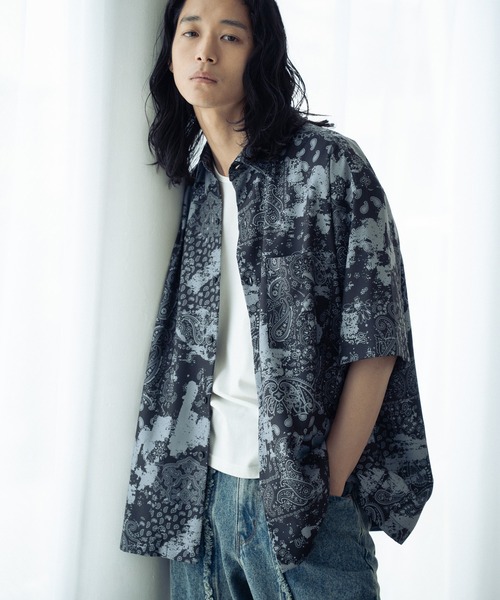 RATTLE TRAP(ラトルトラップ)の「ルーズシルエット 総柄レギュラーカラードレープ半袖シャツ(シャツ/ブラウス・メンズ・ブラック×ホワイト/ブラック×グレー/ブラック×イエロー/ブラック×ブラック/ブラック系その他/ブラック×レッド・S/M/L/LL)」の4枚目の写真
