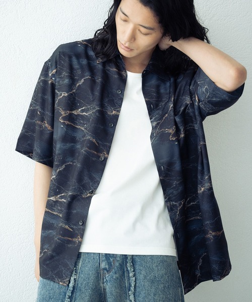 RATTLE TRAP(ラトルトラップ)の「ルーズシルエット 総柄レギュラーカラードレープ半袖シャツ(シャツ/ブラウス・メンズ・ブラック×ホワイト/ブラック×グレー/ブラック×イエロー/ブラック×ブラック/ブラック系その他/ブラック×レッド・S/M/L/LL)」の6枚目の写真