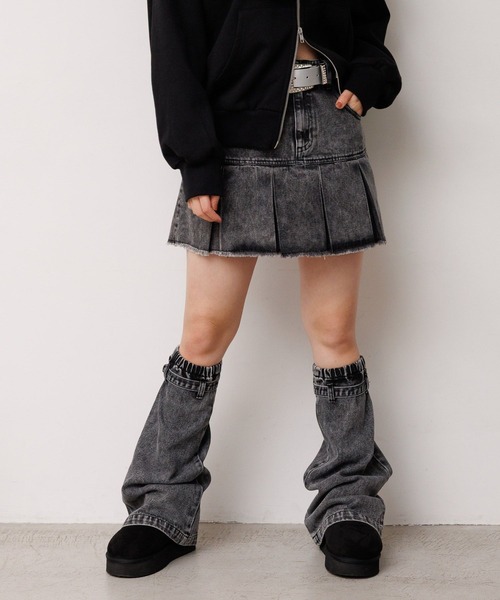 repipi armario(レピピ アルマリオ)の「デニムスソプリーツスカート(スカート・キッズ・ブラック/ライトブルー/ベージュ/ブルー系その他/カモフラージュ/ライトベージュ/ブルー系その他2/レオパード/ブルー系その他3・SMALL/MEDIUM/LARGE)」の2枚目の写真