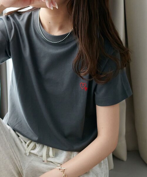 DISCOAT(ディスコート)の「【WEB限定】線抜きハート刺繍コンパクト半袖Tシャツ(Tシャツ/カットソー・レディース・アイボリー/クリア/ホワイト系その他2/チャコールグレー/ネイビー/オートミール/ホワイト/ホワイト系その他/ピンク・MEDIUM)」の5枚目の写真