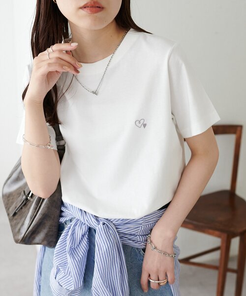 DISCOAT(ディスコート)の「【WEB限定】線抜きハート刺繍コンパクト半袖Tシャツ(Tシャツ/カットソー・レディース・アイボリー/クリア/ホワイト系その他2/チャコールグレー/ネイビー/オートミール/ホワイト/ホワイト系その他/ピンク・MEDIUM)」の4枚目の写真