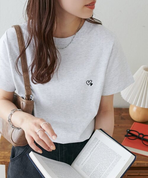 DISCOAT(ディスコート)の「【WEB限定】線抜きハート刺繍コンパクト半袖Tシャツ(Tシャツ/カットソー・レディース・アイボリー/クリア/ホワイト系その他2/チャコールグレー/ネイビー/オートミール/ホワイト/ホワイト系その他/ピンク・MEDIUM)」の9枚目の写真