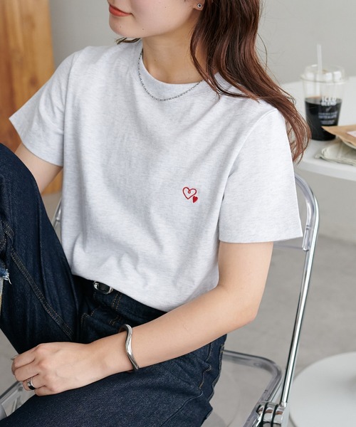 DISCOAT(ディスコート)の「【WEB限定】線抜きハート刺繍コンパクト半袖Tシャツ(Tシャツ/カットソー・レディース・アイボリー/クリア/ホワイト系その他2/チャコールグレー/ネイビー/オートミール/ホワイト/ホワイト系その他/ピンク・MEDIUM)」の6枚目の写真