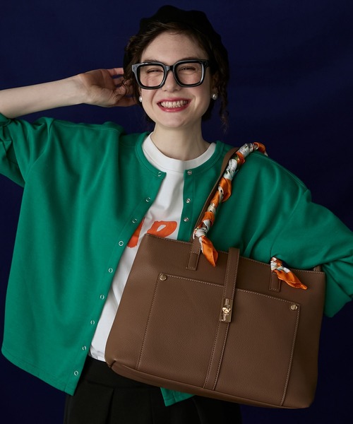 BONLECILL Marche(ボンルシールマルシェ)の「【BONLECILL Marche】《A4収納可能》ひねり金具ショルダートートバッグ(ショルダーバッグ・レディース・ブラック/ベージュ/ブラウン・FREE)」の11枚目の写真