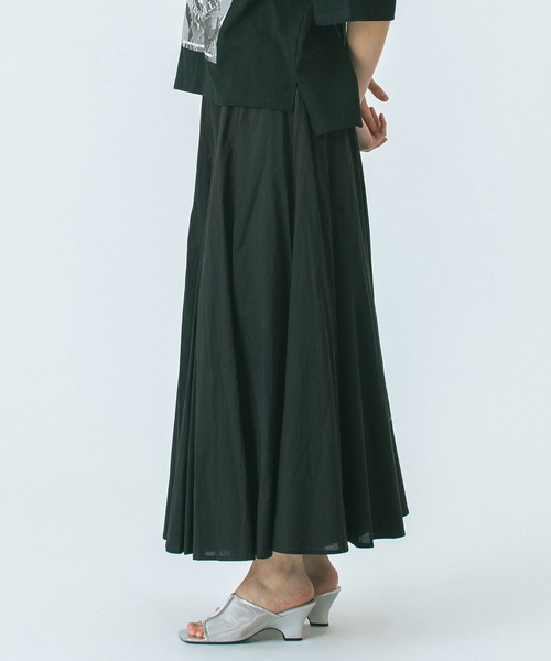 ROSE BUD（ローズバッド）の「FLARED MAXI SKIRT（スカート・レディース・ブラック/ホワイト/バーガンディー・ONE SIZE）」の16枚目の写真