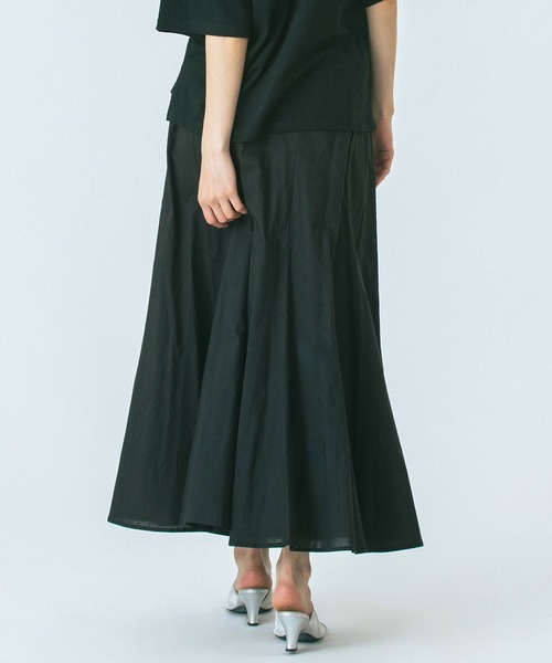 ROSE BUD（ローズバッド）の「FLARED MAXI SKIRT（スカート・レディース・ブラック/ホワイト/バーガンディー・ONE SIZE）」の17枚目の写真