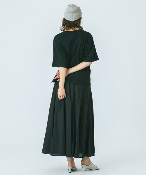 ROSE BUD（ローズバッド）の「FLARED MAXI SKIRT（スカート・レディース・ブラック/ホワイト/バーガンディー・ONE SIZE）」の21枚目の写真