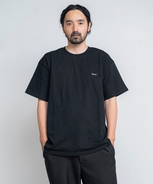 Knuu（ヌウ）の「Small Logo Heavy Crewneck T-Shirt / ヘビーベーシックロゴ刺繍入りTシャツ（Tシャツ/カットソー・メンズ・ホワイト/ブラック/ネイビー・MEDIUM/SMALL/X-LARGE/LARGE）」の2枚目の写真