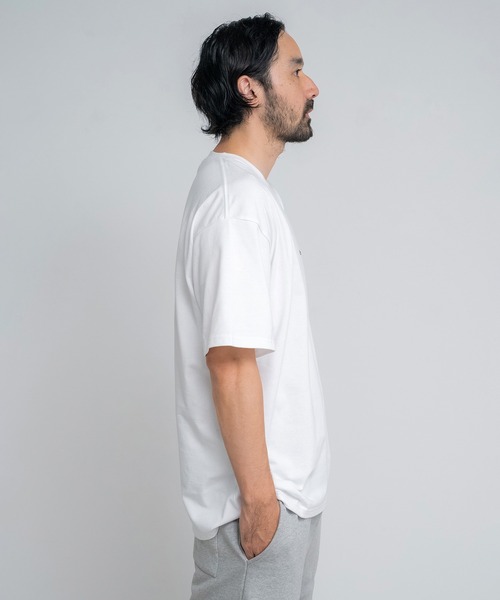 Knuu（ヌウ）の「Small Logo Heavy Crewneck T-Shirt / ヘビーベーシックロゴ刺繍入りTシャツ（Tシャツ/カットソー・メンズ・ホワイト/ブラック/ネイビー・MEDIUM/SMALL/X-LARGE/LARGE）」の4枚目の写真