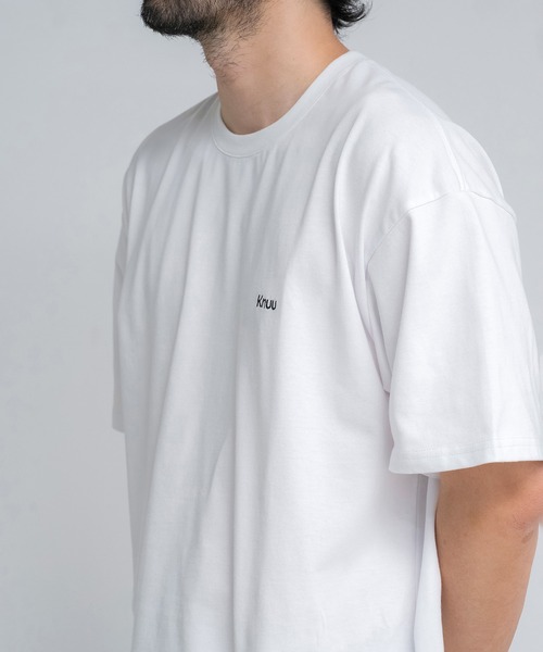 Knuu(ヌウ)の「Small Logo Heavy Crewneck T-Shirt / ヘビーベーシックロゴ刺繍入りTシャツ(Tシャツ/カットソー・メンズ・ホワイト/ブラック/ネイビー・MEDIUM/SMALL/X-LARGE/LARGE)」の5枚目の写真