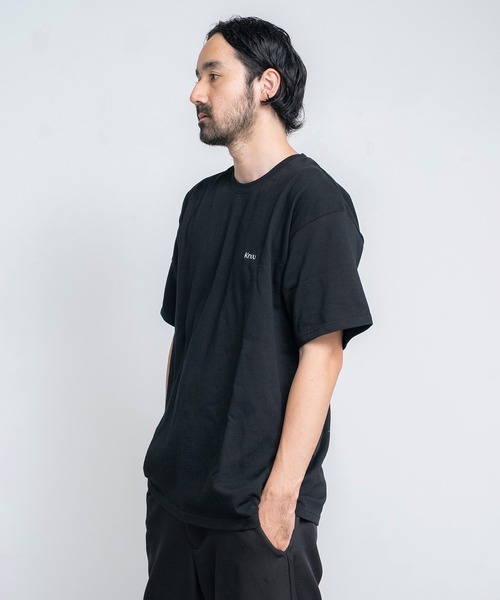 Knuu（ヌウ）の「Small Logo Heavy Crewneck T-Shirt / ヘビーベーシックロゴ刺繍入りTシャツ（Tシャツ/カットソー・メンズ・ホワイト/ブラック/ネイビー・MEDIUM/SMALL/X-LARGE/LARGE）」の6枚目の写真