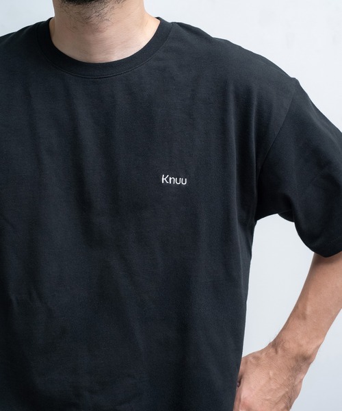 Knuu（ヌウ）の「Small Logo Heavy Crewneck T-Shirt / ヘビーベーシックロゴ刺繍入りTシャツ（Tシャツ/カットソー・メンズ・ホワイト/ブラック/ネイビー・MEDIUM/SMALL/X-LARGE/LARGE）」の7枚目の写真