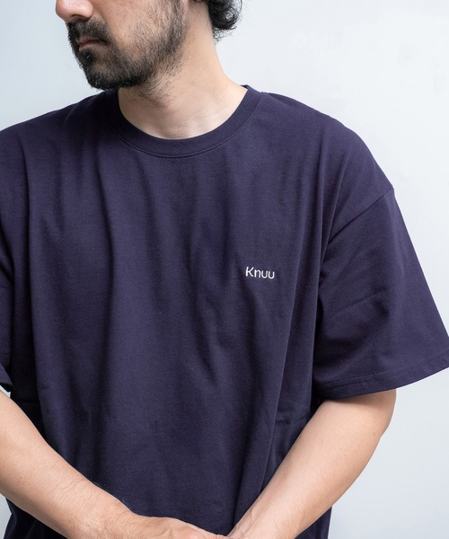 Knuu（ヌウ）の「Small Logo Heavy Crewneck T-Shirt / ヘビーベーシックロゴ刺繍入りTシャツ（Tシャツ/カットソー・メンズ・ホワイト/ブラック/ネイビー・MEDIUM/SMALL/X-LARGE/LARGE）」の9枚目の写真