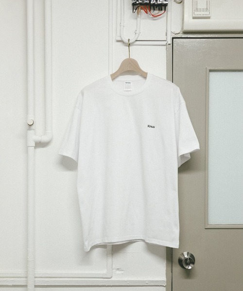 Knuu（ヌウ）の「Small Logo Heavy Crewneck T-Shirt / ヘビーベーシックロゴ刺繍入りTシャツ（Tシャツ/カットソー・メンズ・ホワイト/ブラック/ネイビー・MEDIUM/SMALL/X-LARGE/LARGE）」の16枚目の写真