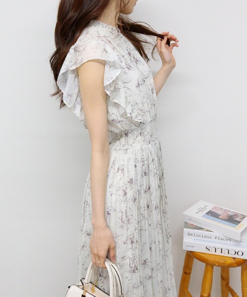 くすみピンク　プリーツロングワンピース 肩フリル ピンタックデザイン 消しプリーツロングワンピース