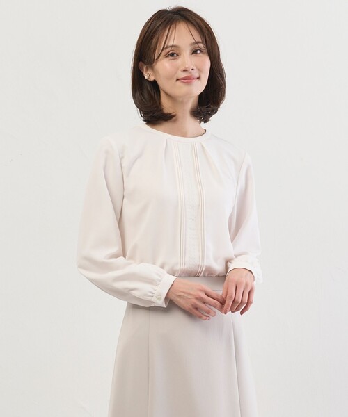 J.PRESS Ladies(J.プレス レディス)の「ヌーディスバックサテン ブラウス(シャツ/ブラウス・レディース・アイボリー系/ネイビー系・XS)」の1枚目の写真