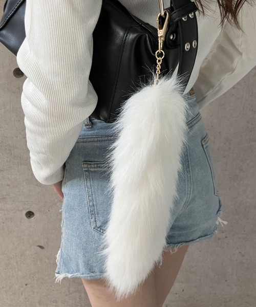 meJane(ミージェーン)の「しっぽチャーム カラーファーキーホルダー(チャーム・レディース・ホワイト/レッド/ボルドー/パープル/チェリーピンク/グレー・FREE)」の1枚目の写真