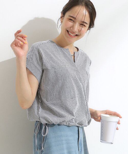 DRESKIP(ドレスキップ)の「【洗える/S-LL】シルエット変化を楽しめる サッカーストライプ柄スキッパートップス(Tシャツ/カットソー・レディース・ブルー系その他4/ホワイト系5/ピンク系その他・04/03/02/01)」の2枚目の写真