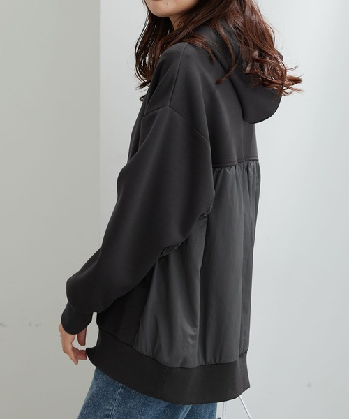 BELLUNA PLUS(ベルーナ)の「フード付き異素材切替細見えプルオーバー(Tシャツ/カットソー・レディース・チャコールグレー/モカ/ライトグレー・X-LARGE/LARGE/MEDIUM)」の1枚目の写真