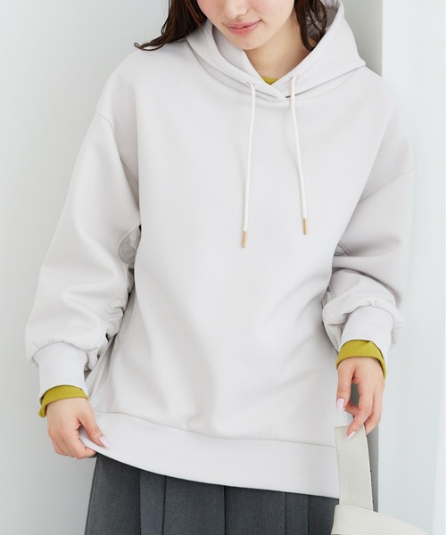 BELLUNA PLUS(ベルーナ)の「フード付き異素材切替細見えプルオーバー(Tシャツ/カットソー・レディース・チャコールグレー/モカ/ライトグレー・X-LARGE/LARGE/MEDIUM)」の2枚目の写真