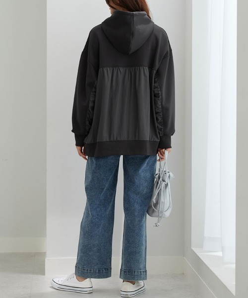 BELLUNA PLUS(ベルーナ)の「フード付き異素材切替細見えプルオーバー(Tシャツ/カットソー・レディース・チャコールグレー/モカ/ライトグレー・X-LARGE/LARGE/MEDIUM)」の11枚目の写真