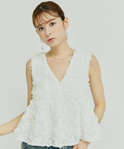 Olu.(オルドット)の「フラワーモチーフペプラムトップス(シャツ/ブラウス・レディース・ホワイト/ブラック/イエロー系その他・FREE)」の1枚目の写真