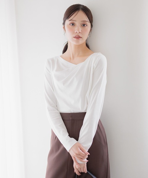 Andemiu（アンデミュウ）の「カットドレープT長袖580967（Tシャツ/カットソー・レディース・ブラック/ブラウン/ブルー/オフホワイト・FREE）」の2枚目の写真