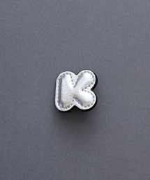 HASHIBAMI（ハシバミ）の「【HASHIBAMI】アルファベット ピンズ ゴールド/シルバー（バッジ）」