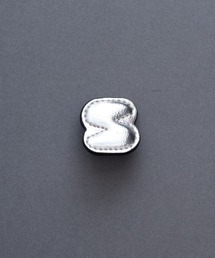 HASHIBAMI（ハシバミ）の「【HASHIBAMI】アルファベット ピンズ ゴールド/シルバー（バッジ）」