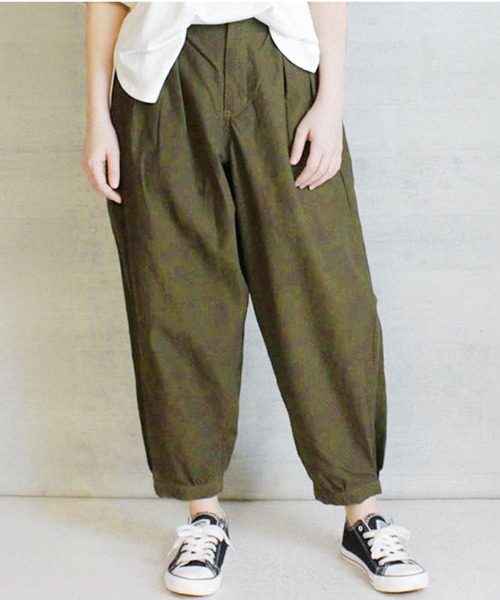MARAI(マーライ)の「タックテーパードパンツ(その他パンツ・レディース・ベージュ/ブラック/カーキ・4L/3L/LL/M/L)」の3枚目の写真