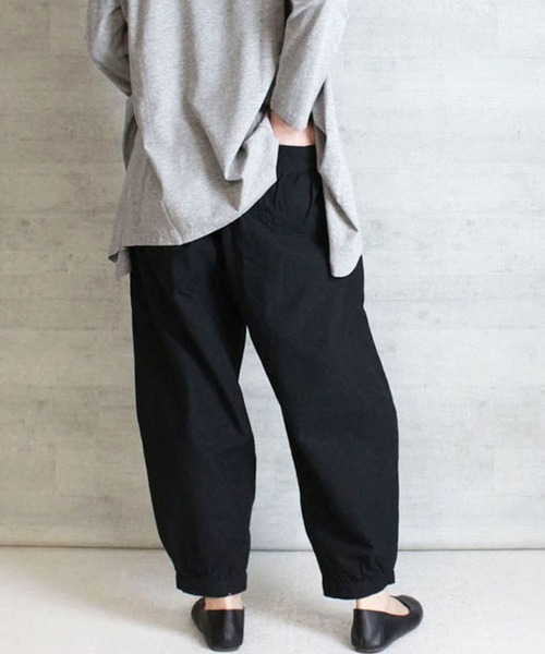 MARAI(マーライ)の「タックテーパードパンツ(その他パンツ・レディース・ベージュ/ブラック/カーキ・4L/3L/LL/M/L)」の5枚目の写真