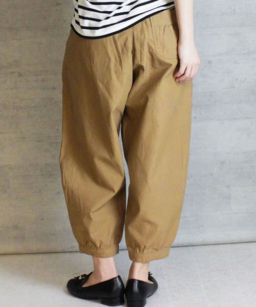 MARAI(マーライ)の「タックテーパードパンツ(その他パンツ・レディース・ベージュ/ブラック/カーキ・4L/3L/LL/M/L)」の13枚目の写真