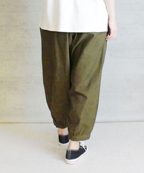 MARAI(マーライ)の「タックテーパードパンツ(その他パンツ・レディース・ベージュ/ブラック/カーキ・4L/3L/LL/M/L)」の15枚目の写真