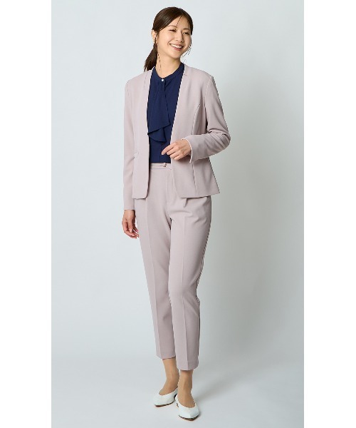 AOYAMA（アオヤマ）の「【通勤/入卒スーツ兼用で使える！選べる6色/2点セット】ジョーゼットＶカラースーツセット（すっきり見えのVカラージャケット＋ウエストゴムで楽チンなテーパードパンツセット）（スーツセット・レディース・ネイビー/ベージュ/ブラック/グレー/チャコールグレー/ブラウン・M/LL/L）」の7枚目の写真