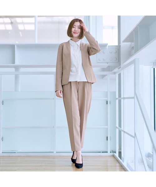 AOYAMA（アオヤマ）の「【通勤/入卒スーツ兼用で使える！選べる6色/2点セット】ジョーゼットＶカラースーツセット（すっきり見えのVカラージャケット＋ウエストゴムで楽チンなテーパードパンツセット）（スーツセット・レディース・ネイビー/ベージュ/ブラック/グレー/チャコールグレー/ブラウン・M/LL/L）」の9枚目の写真