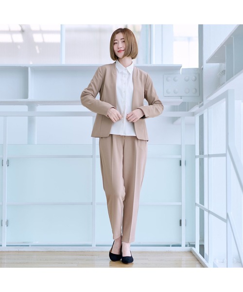 AOYAMA（アオヤマ）の「【通勤/入卒スーツ兼用で使える！選べる6色/2点セット】ジョーゼットＶカラースーツセット（すっきり見えのVカラージャケット＋ウエストゴムで楽チンなテーパードパンツセット）（スーツセット・レディース・ネイビー/ベージュ/ブラック/グレー/チャコールグレー/ブラウン・M/LL/L）」の10枚目の写真