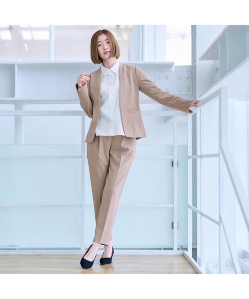 AOYAMA（アオヤマ）の「【通勤/入卒スーツ兼用で使える！選べる6色/2点セット】ジョーゼットＶカラースーツセット（すっきり見えのVカラージャケット＋ウエストゴムで楽チンなテーパードパンツセット）（スーツセット・レディース・ネイビー/ベージュ/ブラック/グレー/チャコールグレー/ブラウン・M/LL/L）」の11枚目の写真