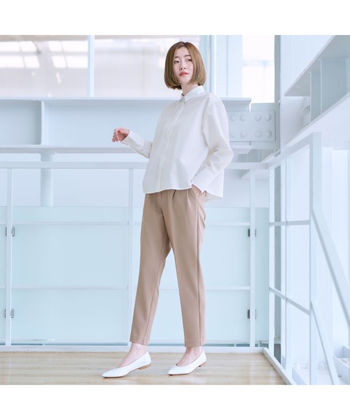 AOYAMA（アオヤマ）の「【通勤/入卒スーツ兼用で使える！選べる6色/2点セット】ジョーゼットＶカラースーツセット（すっきり見えのVカラージャケット＋ウエストゴムで楽チンなテーパードパンツセット）（スーツセット・レディース・ネイビー/ベージュ/ブラック/グレー/チャコールグレー/ブラウン・M/LL/L）」の12枚目の写真