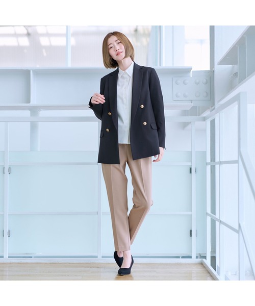 AOYAMA（アオヤマ）の「【通勤/入卒スーツ兼用で使える！選べる6色/2点セット】ジョーゼットＶカラースーツセット（すっきり見えのVカラージャケット＋ウエストゴムで楽チンなテーパードパンツセット）（スーツセット・レディース・ネイビー/ベージュ/ブラック/グレー/チャコールグレー/ブラウン・M/LL/L）」の14枚目の写真