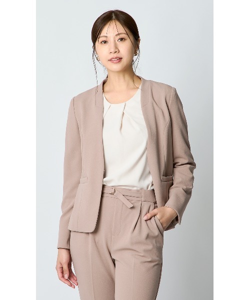 AOYAMA（アオヤマ）の「【通勤/入卒スーツ兼用で使える！選べる6色/2点セット】ジョーゼットＶカラースーツセット（すっきり見えのVカラージャケット＋ウエストゴムで楽チンなテーパードパンツセット）（スーツセット・レディース・ネイビー/ベージュ/ブラック/グレー/チャコールグレー/ブラウン・M/LL/L）」の15枚目の写真