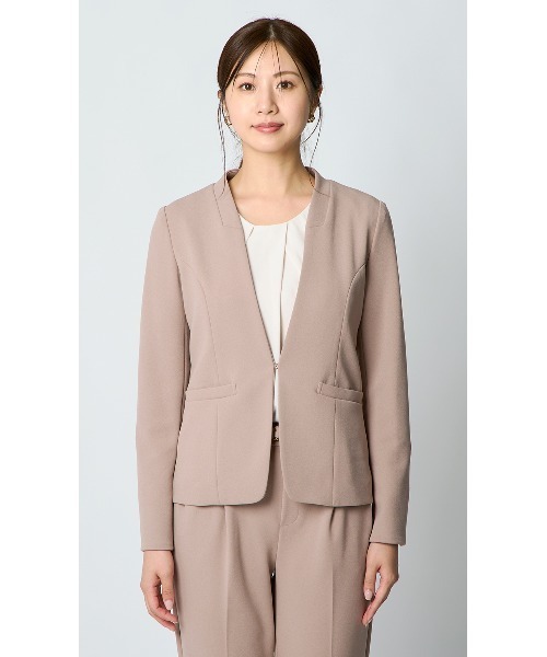 AOYAMA（アオヤマ）の「【通勤/入卒スーツ兼用で使える！選べる6色/2点セット】ジョーゼットＶカラースーツセット（すっきり見えのVカラージャケット＋ウエストゴムで楽チンなテーパードパンツセット）（スーツセット・レディース・ネイビー/ベージュ/ブラック/グレー/チャコールグレー/ブラウン・M/LL/L）」の16枚目の写真