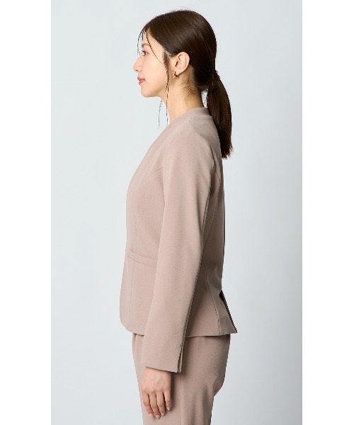 AOYAMA（アオヤマ）の「【通勤/入卒スーツ兼用で使える！選べる6色/2点セット】ジョーゼットＶカラースーツセット（すっきり見えのVカラージャケット＋ウエストゴムで楽チンなテーパードパンツセット）（スーツセット・レディース・ネイビー/ベージュ/ブラック/グレー/チャコールグレー/ブラウン・M/LL/L）」の17枚目の写真