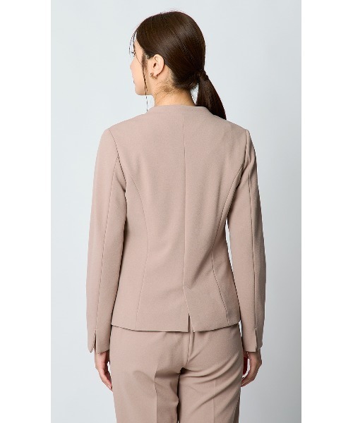 AOYAMA（アオヤマ）の「【通勤/入卒スーツ兼用で使える！選べる6色/2点セット】ジョーゼットＶカラースーツセット（すっきり見えのVカラージャケット＋ウエストゴムで楽チンなテーパードパンツセット）（スーツセット・レディース・ネイビー/ベージュ/ブラック/グレー/チャコールグレー/ブラウン・M/LL/L）」の18枚目の写真