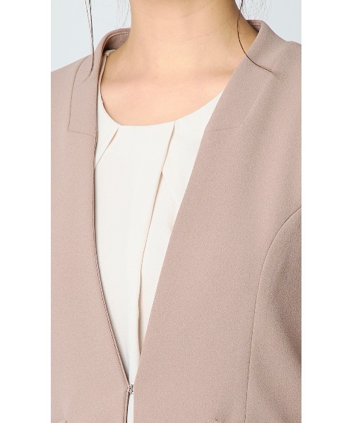 AOYAMA（アオヤマ）の「【通勤/入卒スーツ兼用で使える！選べる6色/2点セット】ジョーゼットＶカラースーツセット（すっきり見えのVカラージャケット＋ウエストゴムで楽チンなテーパードパンツセット）（スーツセット・レディース・ネイビー/ベージュ/ブラック/グレー/チャコールグレー/ブラウン・M/LL/L）」の20枚目の写真