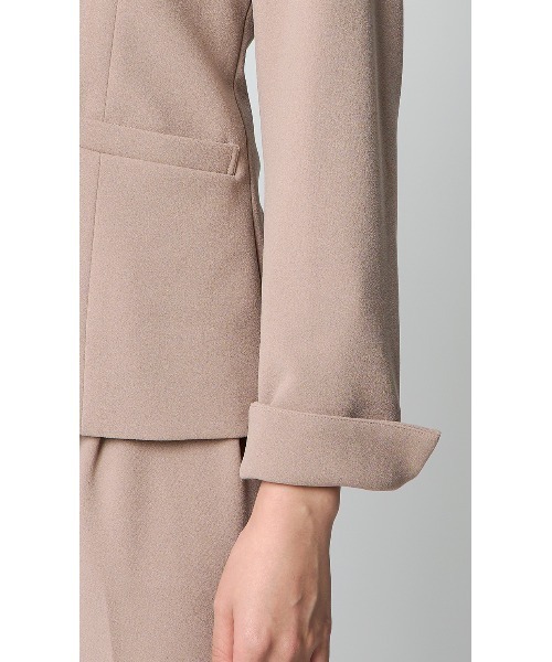 AOYAMA（アオヤマ）の「【通勤/入卒スーツ兼用で使える！選べる6色/2点セット】ジョーゼットＶカラースーツセット（すっきり見えのVカラージャケット＋ウエストゴムで楽チンなテーパードパンツセット）（スーツセット・レディース・ネイビー/ベージュ/ブラック/グレー/チャコールグレー/ブラウン・M/LL/L）」の21枚目の写真