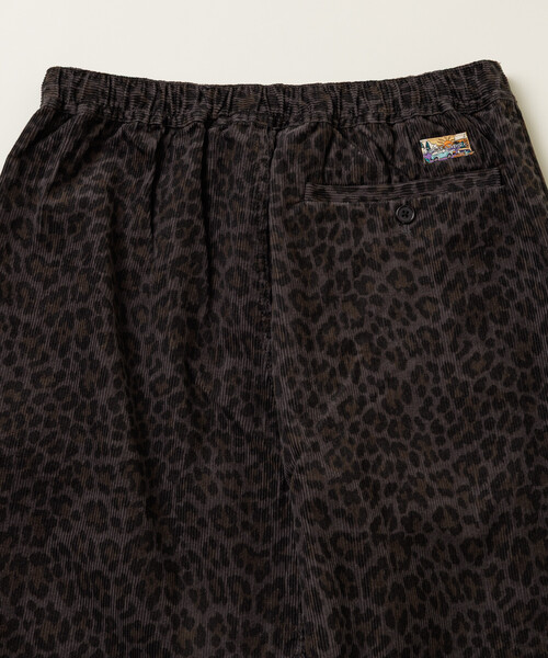FREAK'S STORE(フリークスストア)の「ワイドストレートシルエット 総柄プリント コーデュロイ イージーパンツ 【セットアップ対応】(その他パンツ・メンズ・その他16/その他9/レオパード・MEDIUM/LARGE)」の17枚目の写真