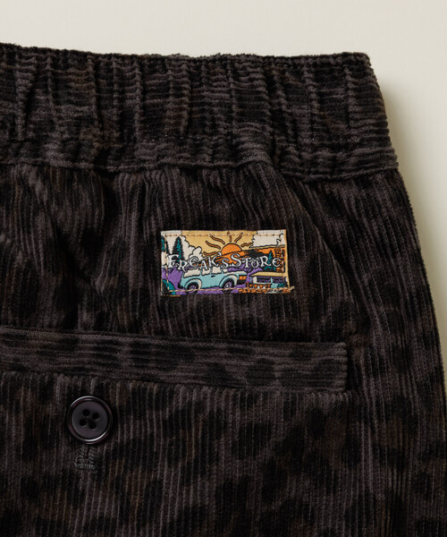 FREAK'S STORE(フリークスストア)の「ワイドストレートシルエット 総柄プリント コーデュロイ イージーパンツ 【セットアップ対応】(その他パンツ・メンズ・その他16/その他9/レオパード・MEDIUM/LARGE)」の16枚目の写真