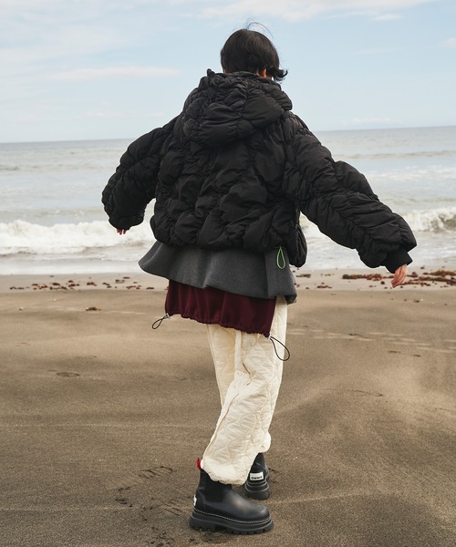 OMMO(オーエムエムオー)の「SHIRRING LAYERED DOWN CT(その他アウター・レディース・ブラック/カーキ・F)」の7枚目の写真