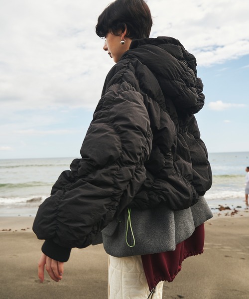 OMMO(オーエムエムオー)の「SHIRRING LAYERED DOWN CT(その他アウター・レディース・ブラック/カーキ・F)」の8枚目の写真