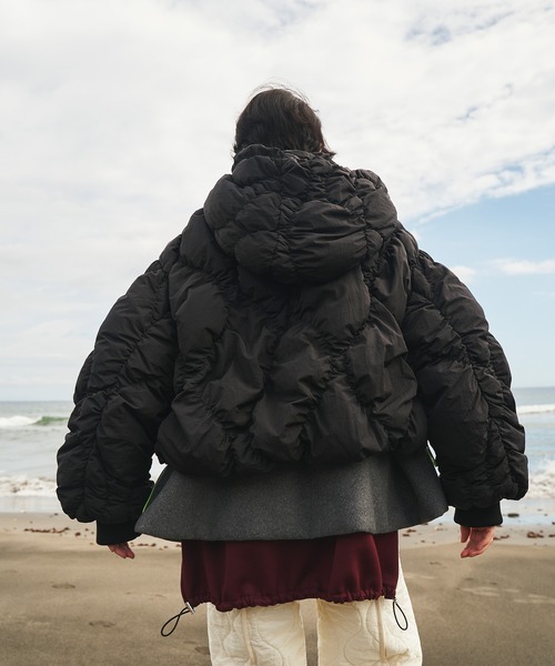 OMMO(オーエムエムオー)の「SHIRRING LAYERED DOWN CT(その他アウター・レディース・ブラック/カーキ・F)」の9枚目の写真